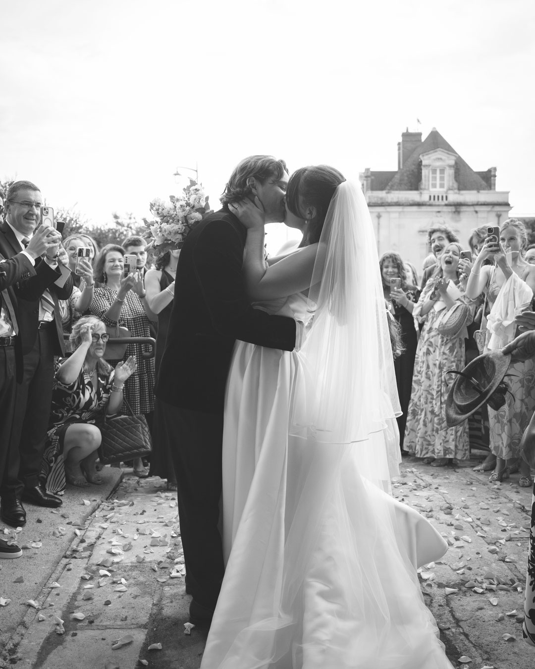 couple-qui-embrasse-devant-eglise-photographe-de-mariage-arnaud-berquez