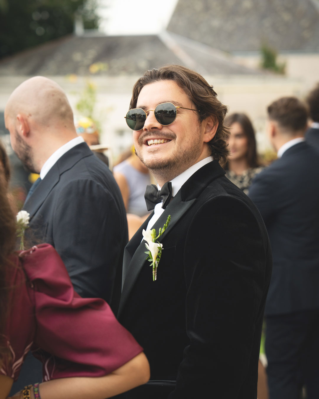 homme-en-costume-devant-eglise-photographe-de-mariage-arnaud-berquez