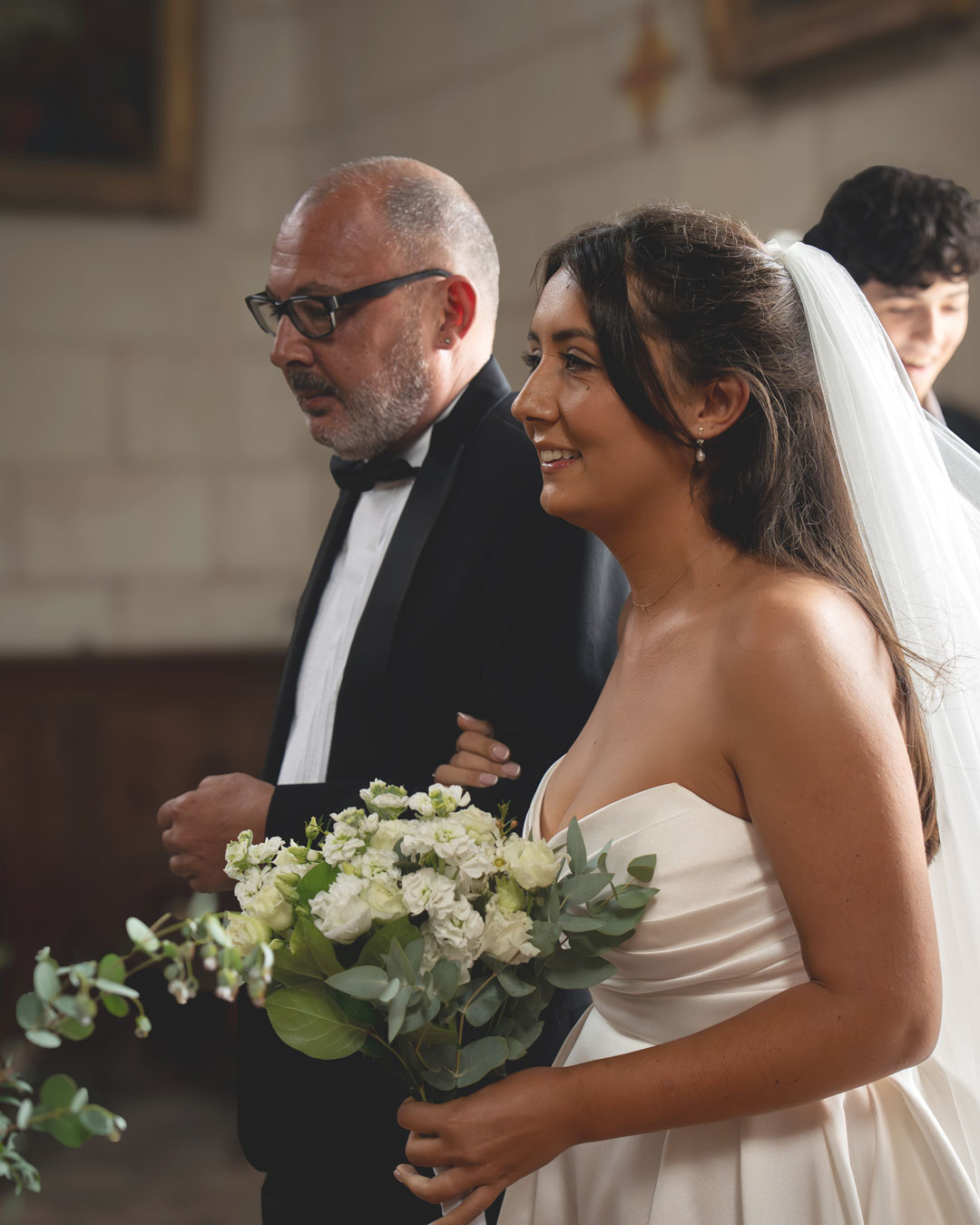 mariee-et-son-pere-eglise-photographe-de-mariage-arnaud-berquez